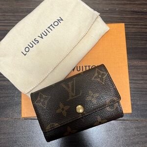 Authentic Louis Vuitton Monogrammed 6 Key Holder